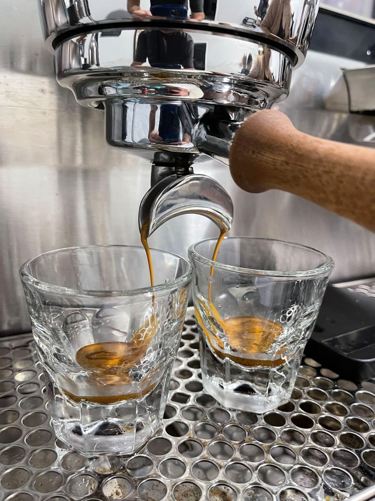 Pulling shots of espresso, Early Bird blend